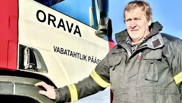 Juubilar Esper Ilm tunneb rõõmu möödunud aasta oktoobris saadud uuest päästeautost, kuid lisab vaikselt, et auto kasutuskõlblikuks komplekteerimine läks kalliks. Orava päästeautol on kiri „Aigu olõi”. FOTO: Kalev Annom